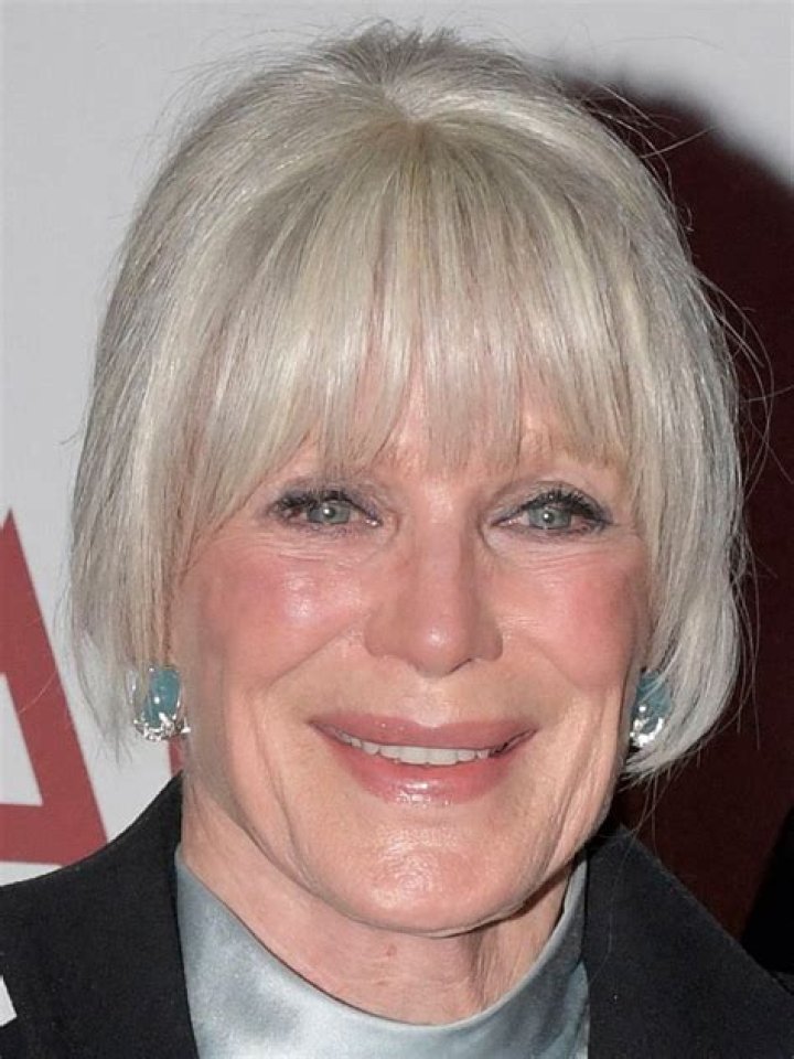 How tall is Linda Evans