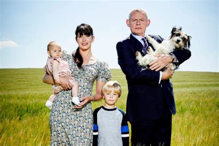 How tall is Martin Clunes