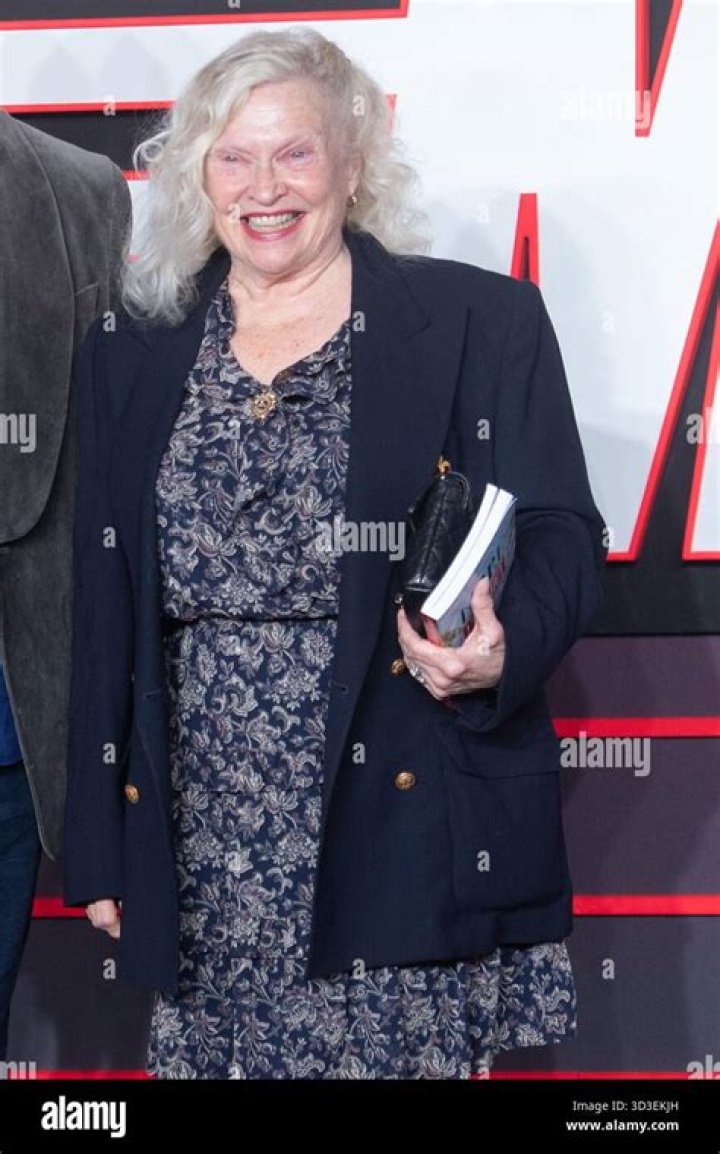 How tall is Sandra Dickinson