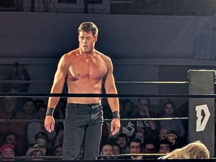 How tall is Steve Borden