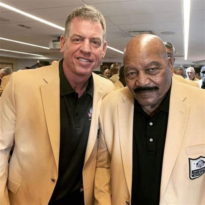 How tall is Troy Aikman